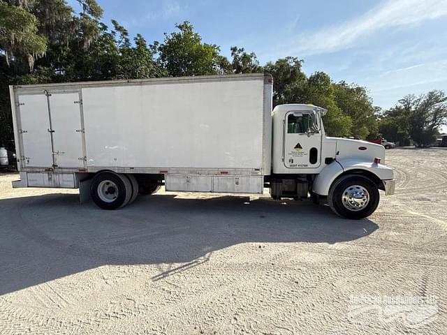 Image of Peterbilt 330 equipment image 3