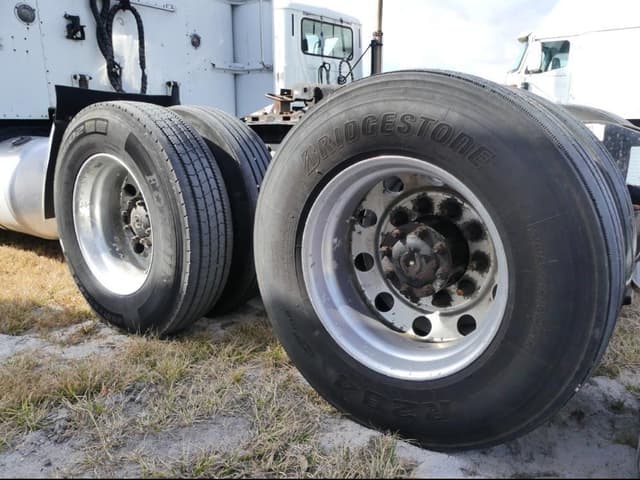 Image of Peterbilt 377 equipment image 4