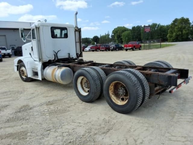 Image of Peterbilt 377 equipment image 2