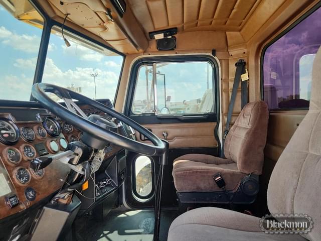Image of Peterbilt 379 equipment image 2