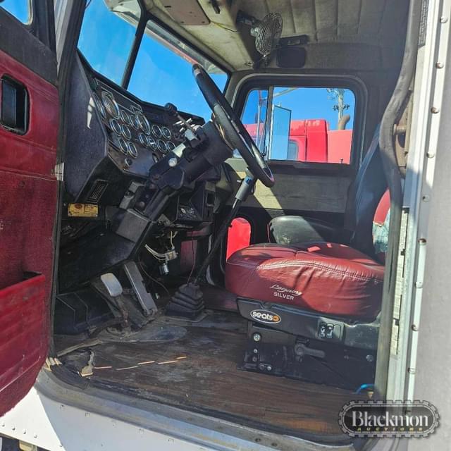 Image of Peterbilt 379 equipment image 2