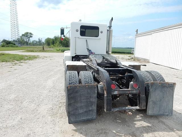 Image of Peterbilt 385 equipment image 3