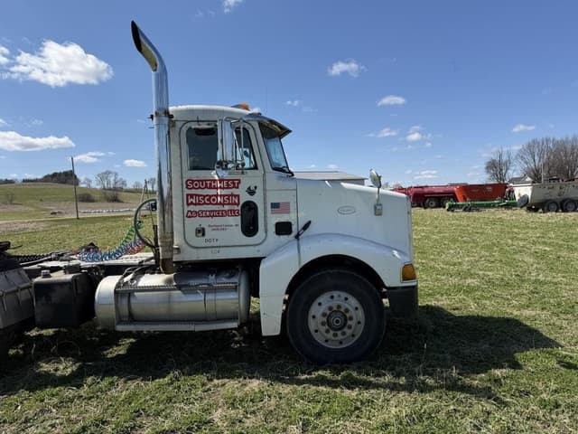 Image of Peterbilt 385 equipment image 4