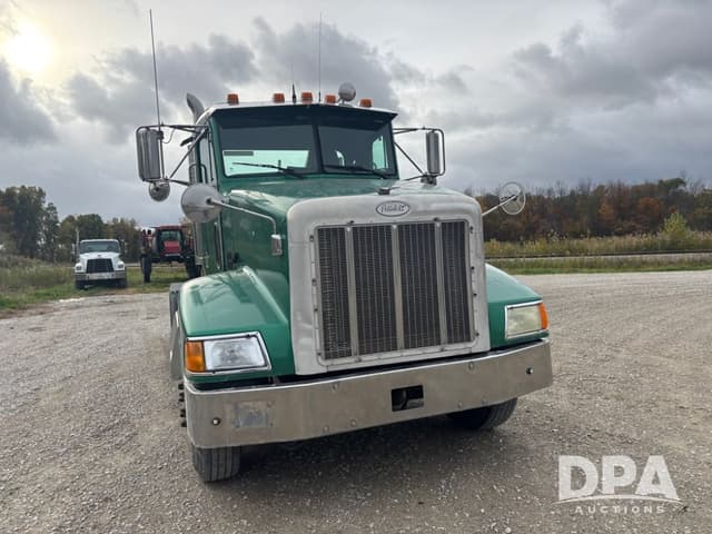 Image of Peterbilt 385 equipment image 2