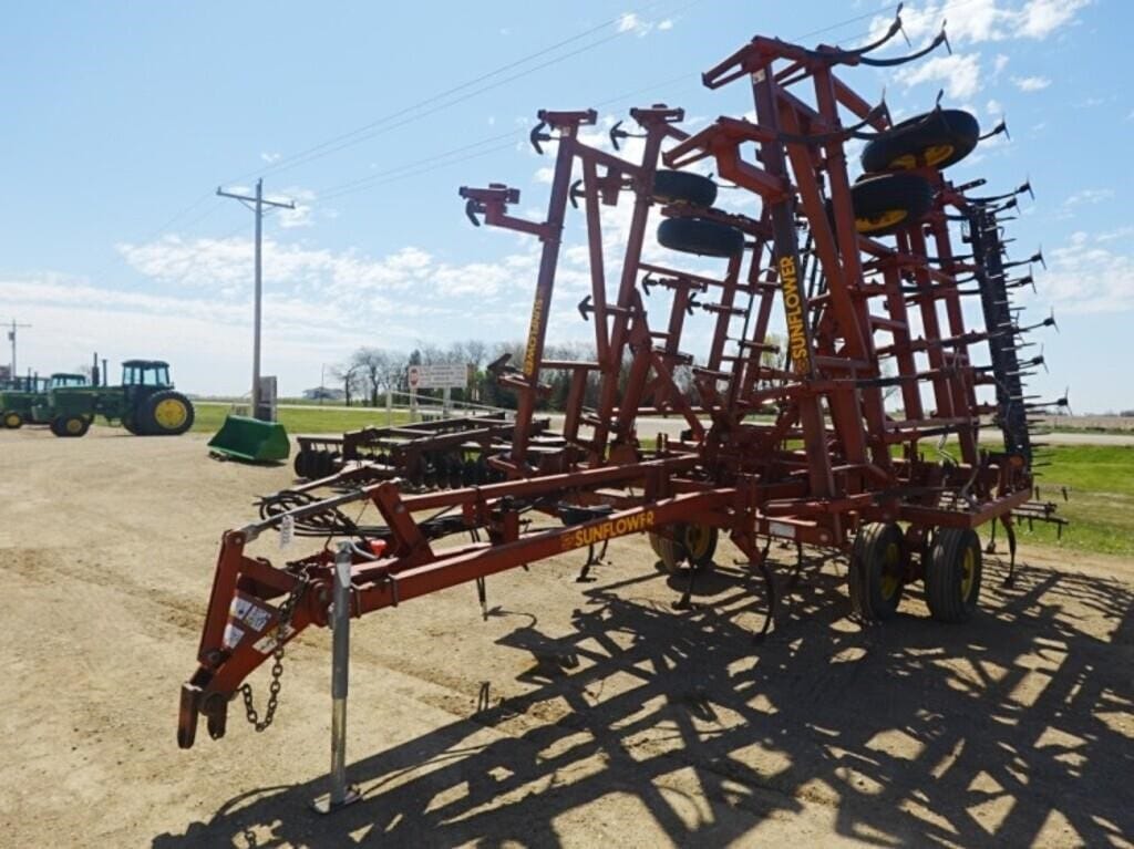 1996 Sunflower 5033 Equipment Image0