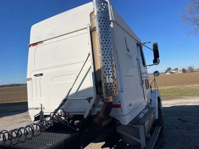 Image of Volvo VNL42T420 equipment image 4