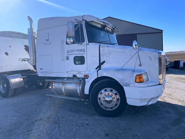 Image of Volvo VNL42T420 equipment image 2