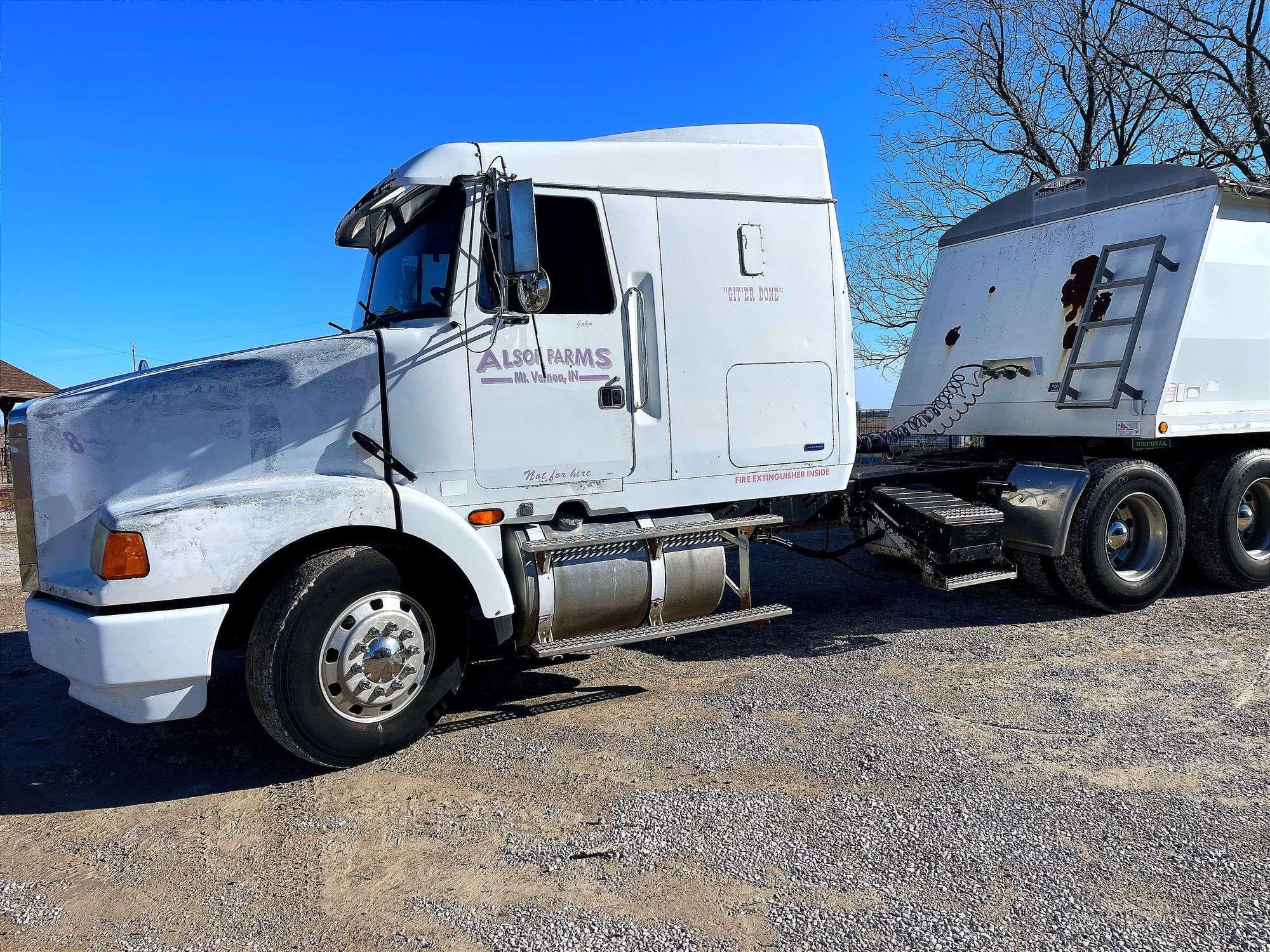 1996 Volvo VNL42T420 Equipment Image0