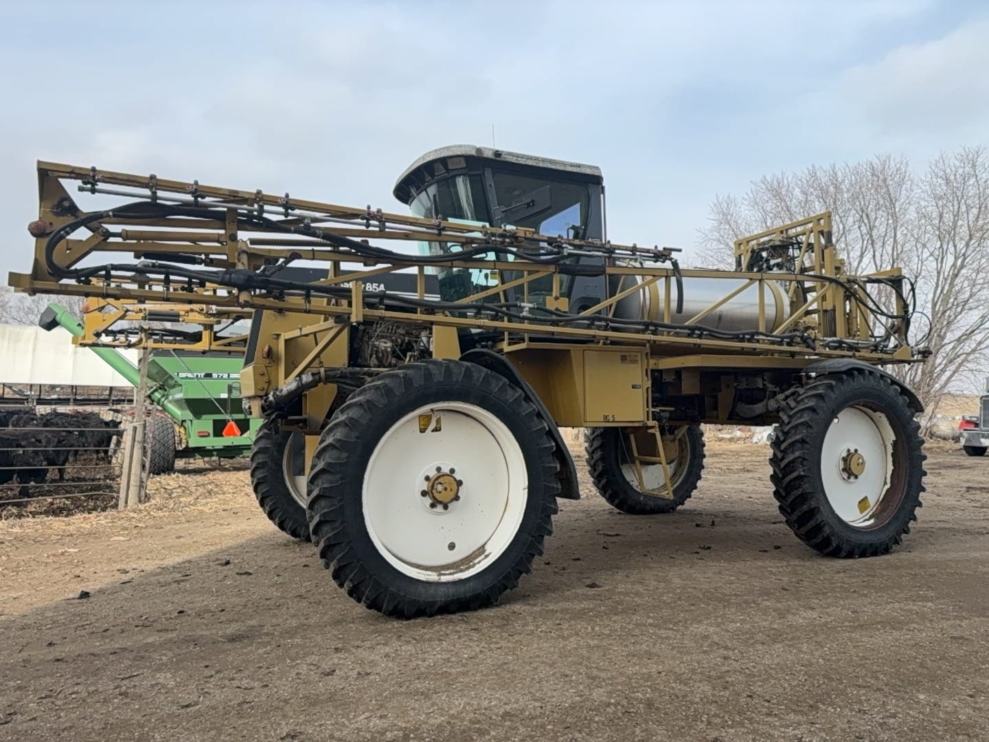 1997 Ag-Chem RoGator 854 Equipment Image0
