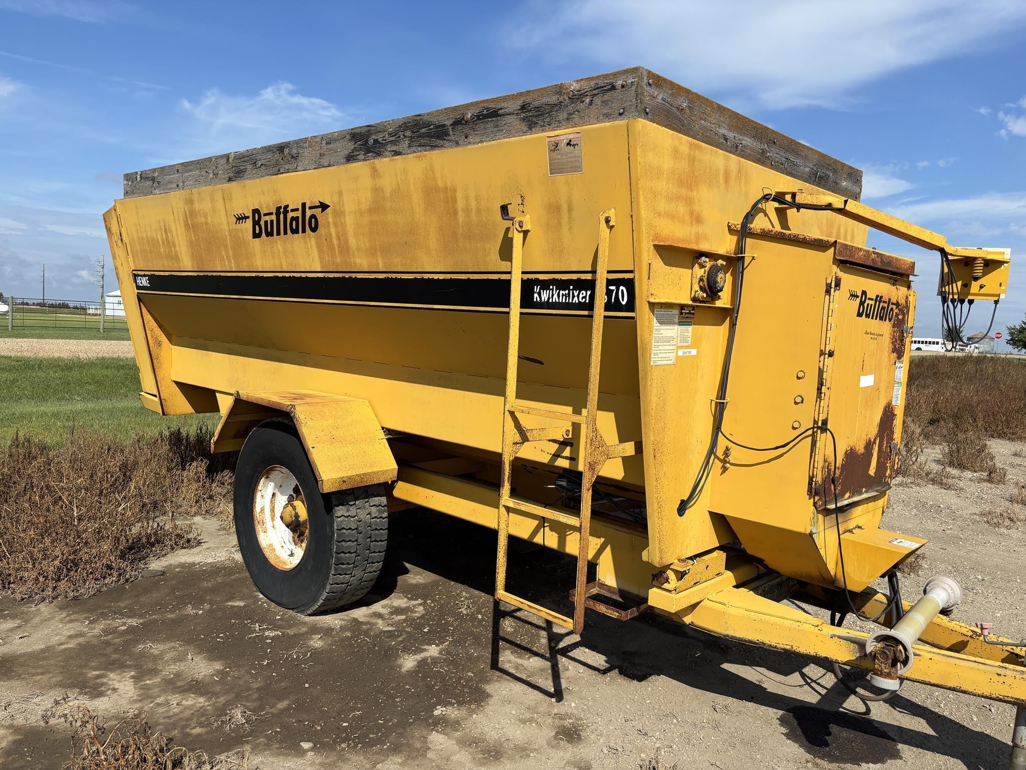 1997 Buffalo 370 Equipment Image0