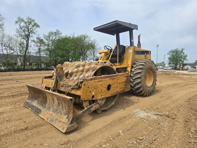 Image of Caterpillar CP-563C equipment image 2