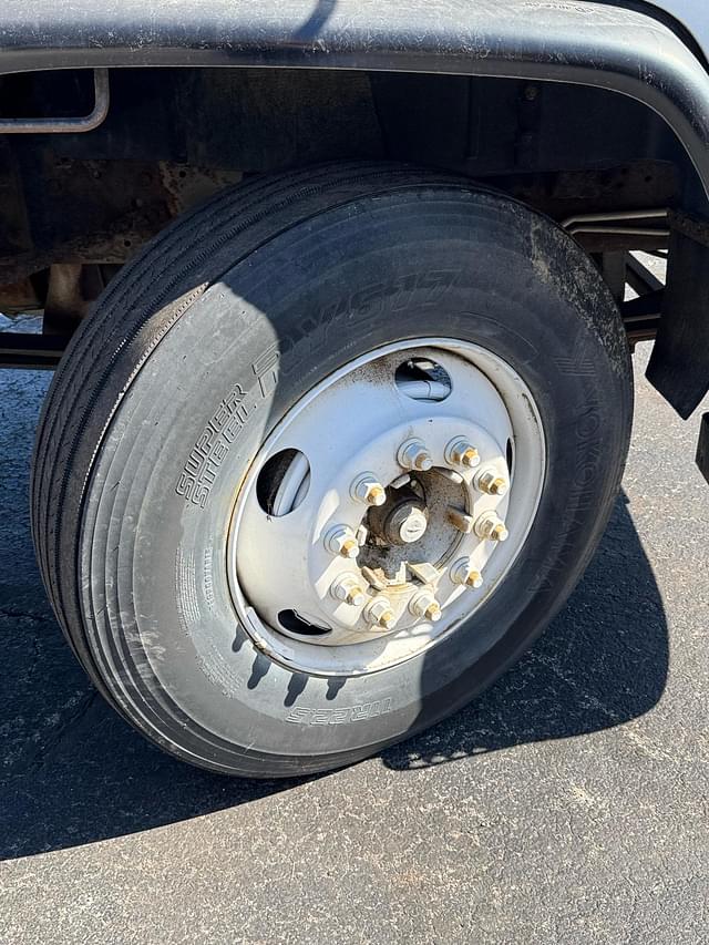 Image of Chevrolet T7500 equipment image 3