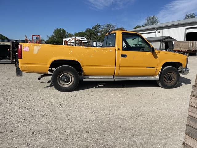 Image of Chevrolet 2500 equipment image 3