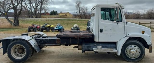 Image of Freightliner FL70 equipment image 3