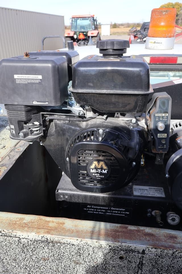 Image of Ford F-350 equipment image 3