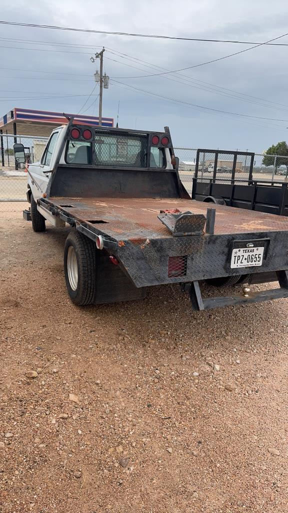 Image of Ford F-350 equipment image 2