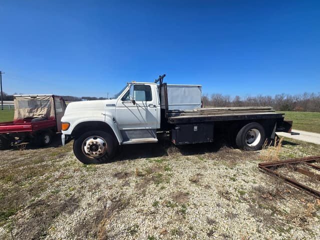 Image of Ford F-700 equipment image 3