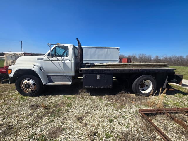 Image of Ford F-700 equipment image 4