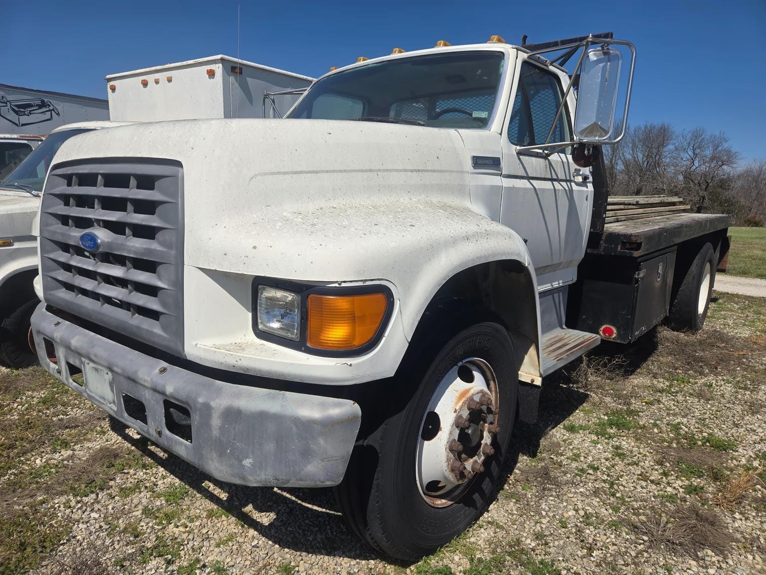 1997 Ford F-700 Equipment Image0