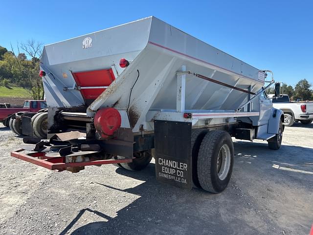 Image of Ford F-700 equipment image 3