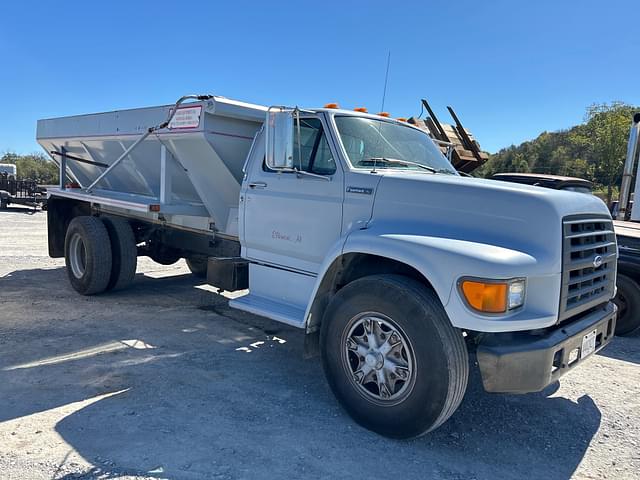 Image of Ford F-700 equipment image 2