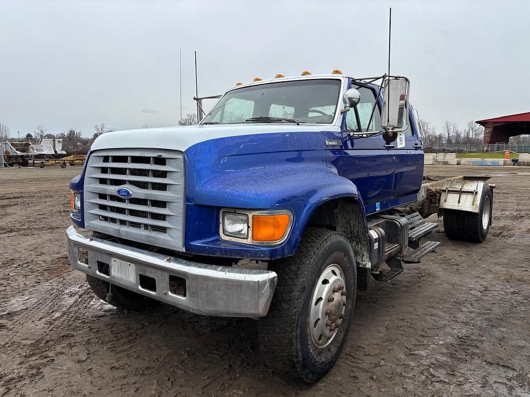 Image of Ford F-800 Primary image