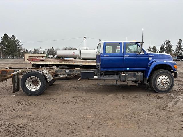 Image of Ford F-800 equipment image 3