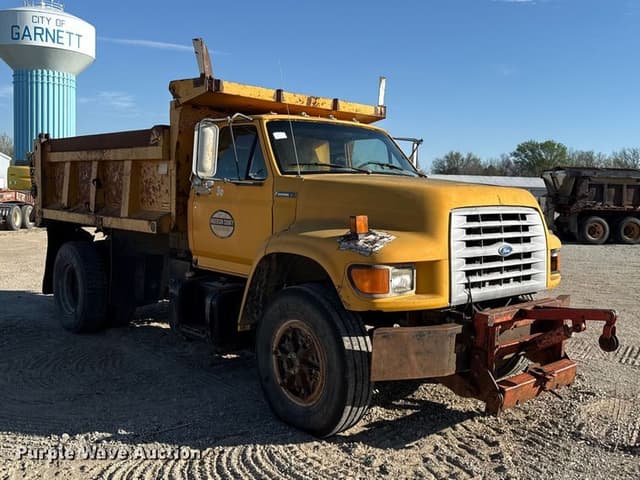 Image of Ford F-8000 equipment image 2