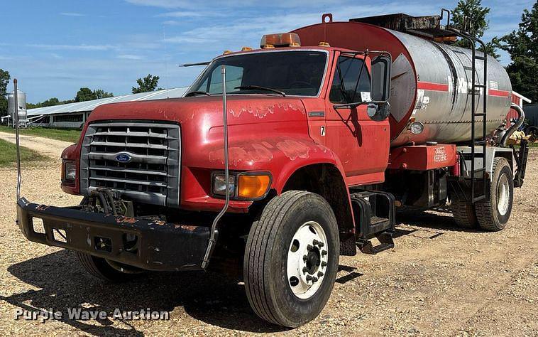 Image of Ford F-800 Primary image