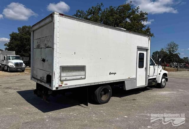 Image of Ford F-800 equipment image 4