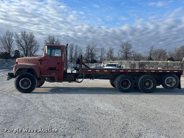 Image of Ford L8000 equipment image 4