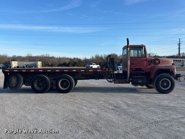 Image of Ford L8000 equipment image 3