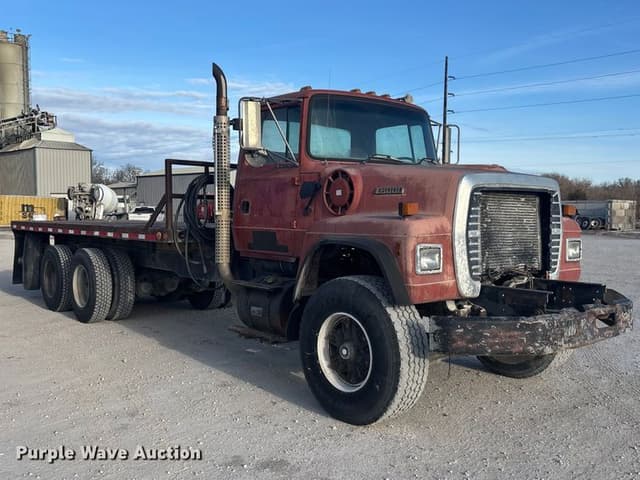 Image of Ford L8000 equipment image 2