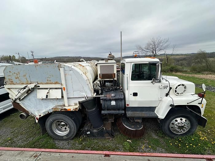 1997 Ford L9000 Equipment Image0