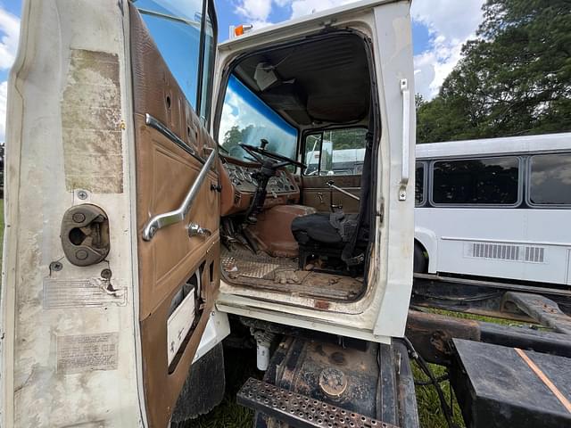 Image of Ford L9000 equipment image 4