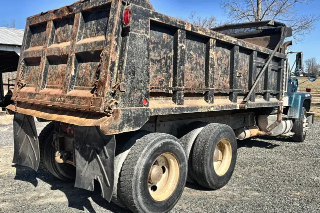 Image of Ford LT8000 equipment image 4