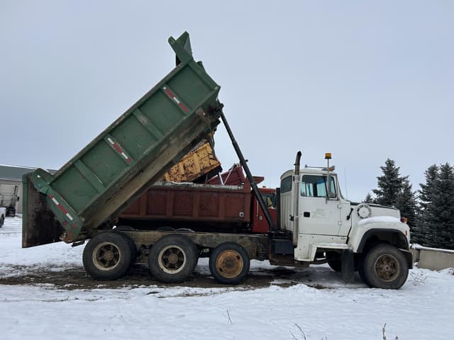 Image of Ford LT8000 equipment image 3