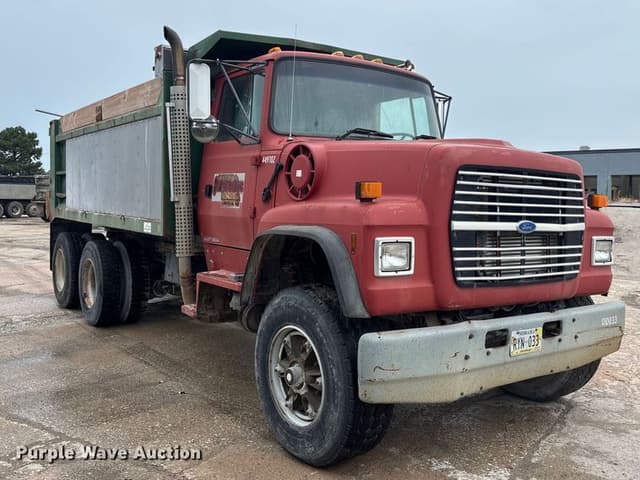 Image of Ford LT8000 equipment image 2