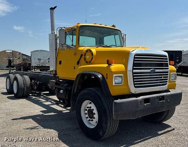 Image of Ford LT8000 equipment image 2