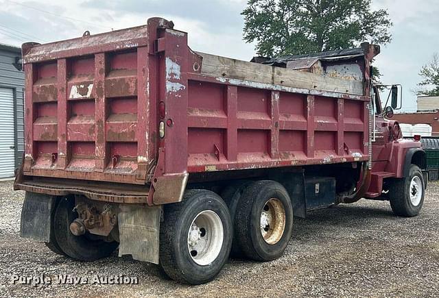 Image of Ford LT9000 equipment image 4