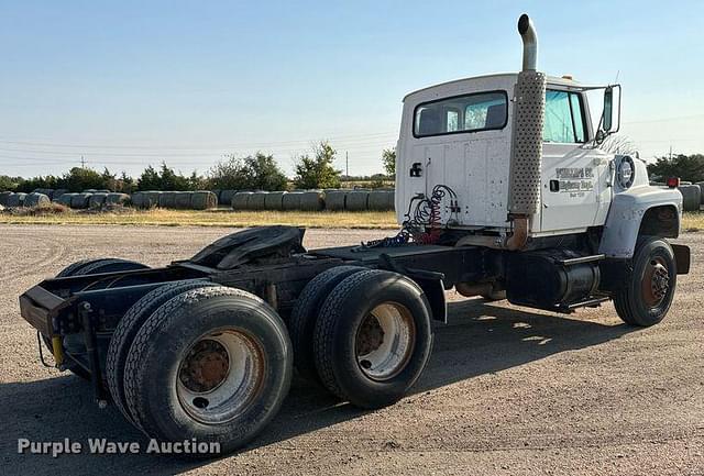 Image of Ford LT9000 equipment image 4