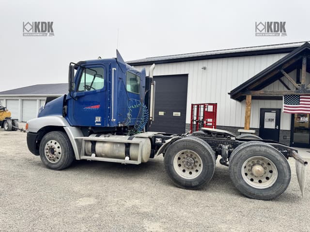 Image of Freightliner Century 112 equipment image 2