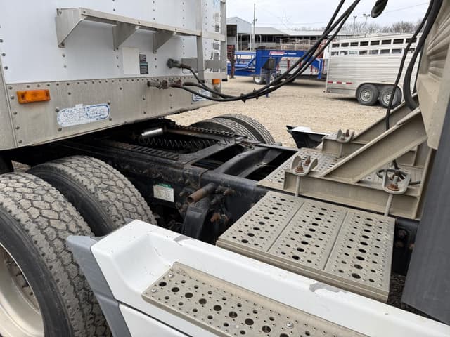 Image of Freightliner Century 120 equipment image 3