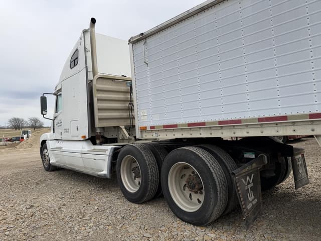 Image of Freightliner Century 120 equipment image 4