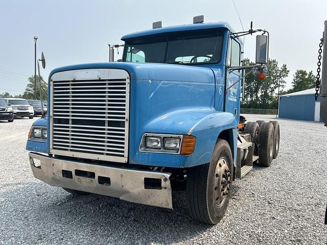 Image of Freightliner FLD120 equipment image 2