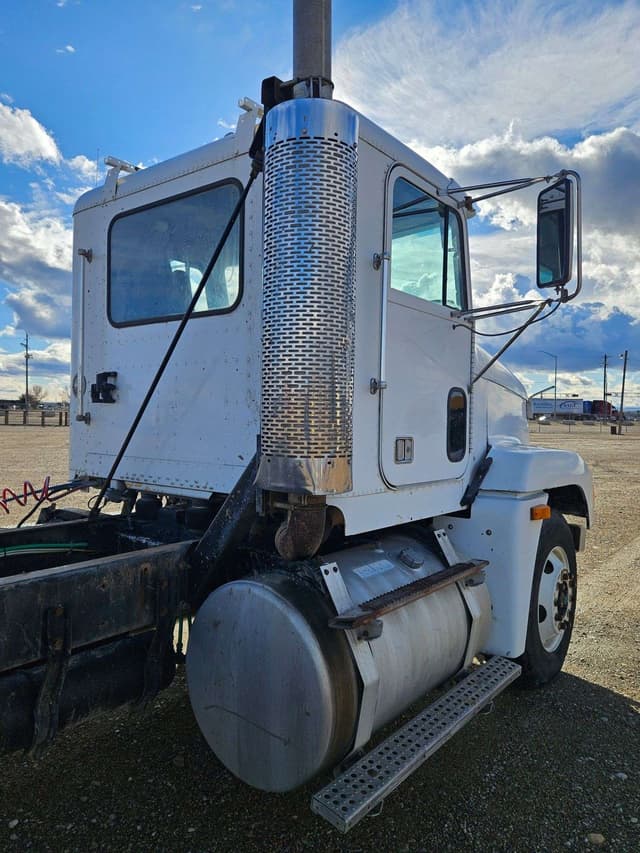 Image of Freightliner Day Cab Truck equipment image 4