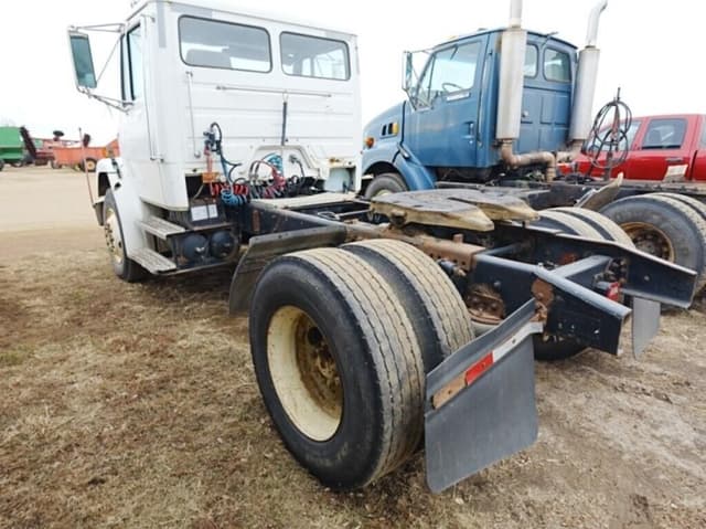 Image of Freightliner FL70 equipment image 3