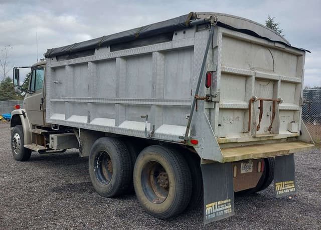 Image of Freightliner FL106 equipment image 3