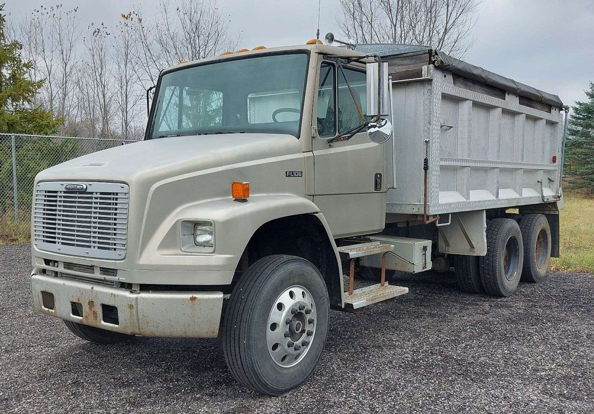 1997 Freightliner FL106 Equipment Image0