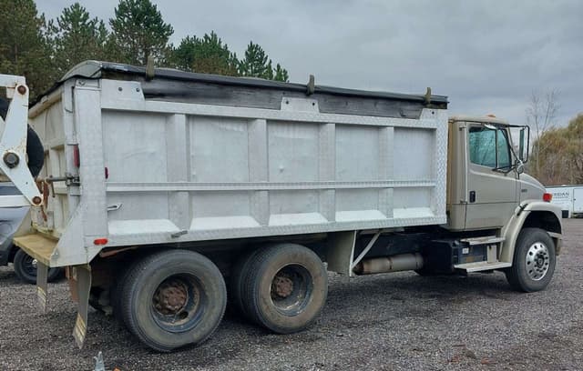 Image of Freightliner FL106 equipment image 2